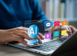 Nybörjare inom kryptomarknaden som utforskar de grundläggande principerna för automatiserad handel med AI